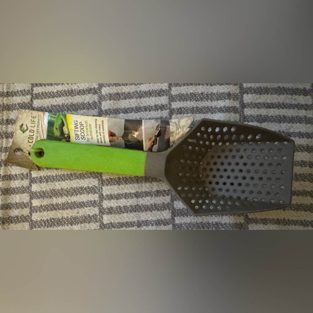 Green and Black Reptile Sifting Scoop